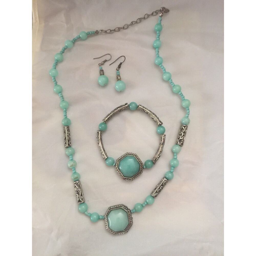 Beautiful Teal Color Necklace,bracelet, and Earring Set